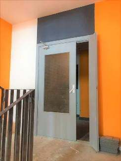 Установлены двери на этажах в местах общего пользования ЖК Надежный (26.01.2018 Строительная компания ООО «Лидер»).